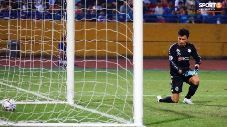 Bùi Tiến Dũng được tiền đạo đối phương bênh vực sau bàn thua tại AFC Cup