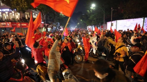 Sắc đỏ phủ kín, cả nước Việt Nam ăn mừng chiếc HCV của thầy trò HLV Park Hang Seo 