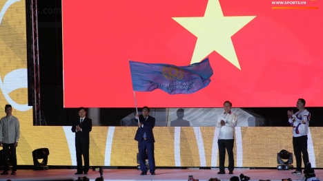 Chủ nhà Philippines trao cờ đăng cai SEA Games 31 cho Việt Nam 