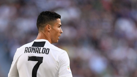 Ronaldo trở về Italia, tự cách ly cùng gia đình trong 14 ngày 