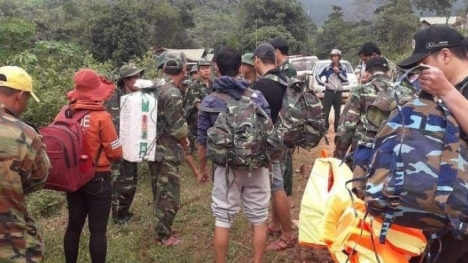 Trực thăng quân đội thả hàng cứu trợ, bác sĩ băng rừng tiếp cận nơi bị cô lập vì nước lũ