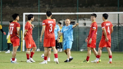 Đội trưởng Quế Ngọc Hải bỏ dở buổi tập, nguy cơ chấn thương trước trận gặp Oman