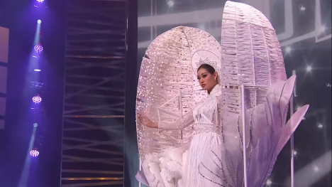 Khánh Vân e ấp trong 'Kén em', thần thái 'đỉnh của chóp' tại phần thi Trang phục dân tộc  (National Costume) của Miss Universe