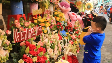 Trước thềm lễ Tình nhân: Hoa hồng 'đắt như tôm tươi', nhà nghỉ - hàng quán hoạt động 'cháy máy' 