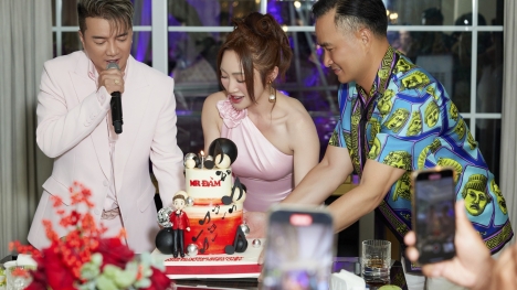 Đàm Vĩnh Hưng hát live cực sung trong tiệc VIP của vợ diễn viên Chi Bảo
