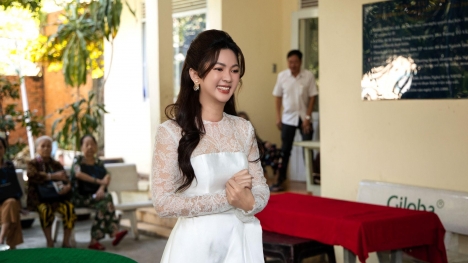 Linda Trương mang không khí ấm áp đến viện dưỡng lão nghệ sĩ những ngày cuối năm