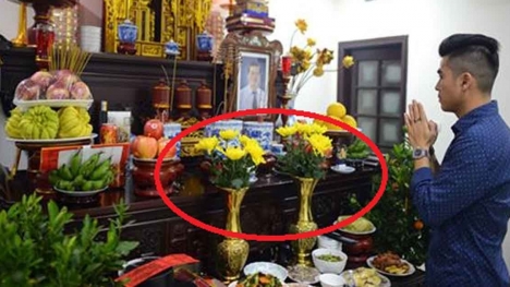 Cúng rằm tháng Giêng: Đặt lọ hoa bên trái hay bên phải trên bàn thờ mới hưởng nhiều lộc