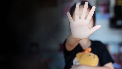 Từ vụ hai nghệ sĩ Việt bị bắt vì cáo buộc hiếp dâm cô gái Anh 17 tuổi, pháp luật quy định xử lý thế nào?