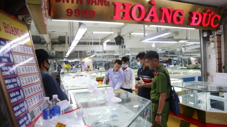 Toàn cảnh vụ nổ súng cướp tiệm vàng: Nghi phạm là cán bộ trại giam, CA đề nghị những người 'hôi của' trả lại vàng