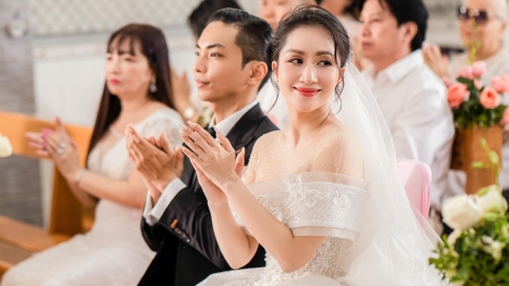 Chùm ảnh lễ cưới tại nhà thờ của Khánh Thi - Phan Hiển: Cô dâu đẹp không tì vết, hé lộ khoảnh khắc đầy xúc động