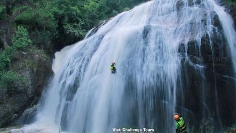 Canyoning ở Đà Lạt: Trải Nghiệm Vượt Thác Đầy Thách Thức Cùng Viet Challenge