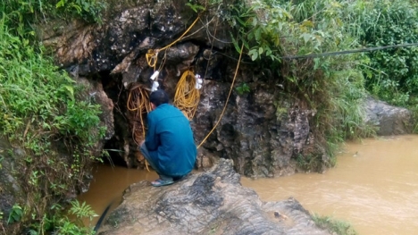 Lào Cai: Nghẹt thở giải cứu nạn nhân bị mắc kẹt trong hang đá 6 ngày