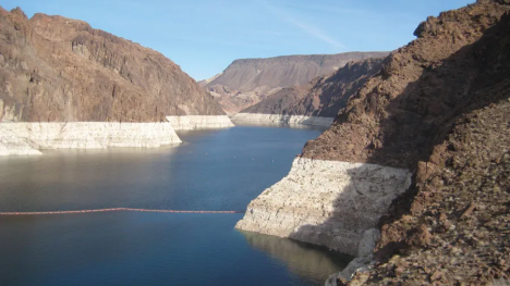 6 hồ nước nổi tiếng thế giới đang 'chết dần' vì khô cạn do biến đổi khí hậu