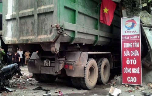 Hà Nội: Xe chở rác gây tai nạn liên hoàn, 6 người bị thương nặng