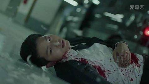 Hậu Duệ Mặt Trời tập 13: Song Joong Ki bị thương nặng khiến Song Hye Kyo hoảng hốt