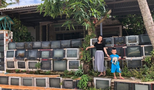 Báo nước ngoài đưa tin khen ngợi sự độc đáo của căn nhà có tường rào làm từ tivi tại Việt Nam