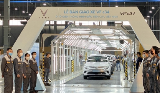 Xe điện VinFast VF e34 chính thức giao đến tay người tiêu dùng Việt