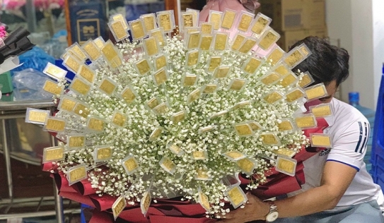 Món quà hot nhất ngày 8/3: Đại gia miền Tây tặng vợ bó hoa gắn 100 cây vàng