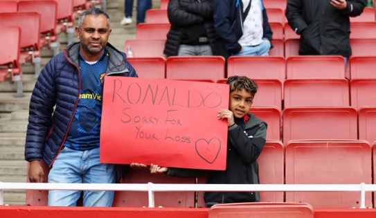 Ronaldo được CĐV Arsenal san sẻ sau sự cố mất con