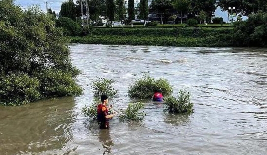 Bình Thuận: Đá bóng rồi đi tắm trong ngày sinh nhật, 3 học sinh bị nước cuốn trôi