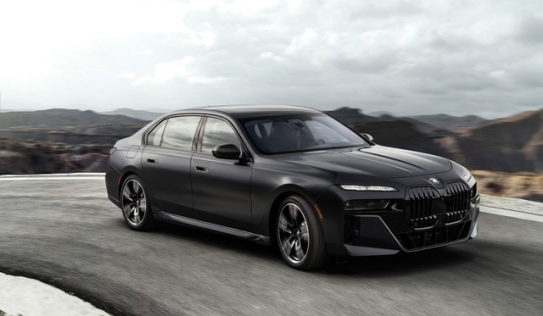 BMW 7-Series 2023 ra mắt: Thiết kế lột xác hoàn toàn, gây nhiều tranh cãi