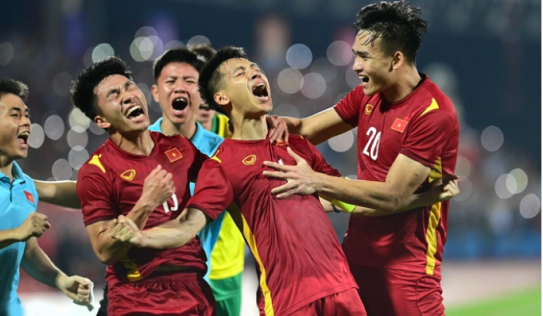 Hùng Dũng rực sáng trong cơn mưa tại Việt Trì, U23 Việt Nam rộng cửa vào bán kết SEA Games 31