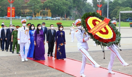 Lãnh đạo Đảng, Nhà nước và Thành phố Hà Nội vào Lăng viếng Chủ tịch Hồ Chí Minh 