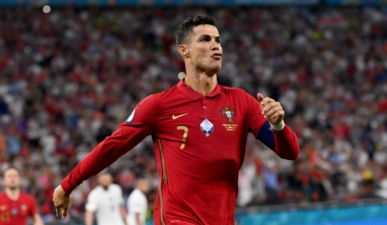 Vua phá lưới Euro 2021: Ronaldo tới tấp đăng ảnh nóng, nói lời gan ruột sau khi nhận danh hiệu