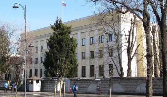 Lao xe vào Đại sứ quán Nga tại Romania sau khi 10 nhà ngoại giao Moscow bị trục xuất