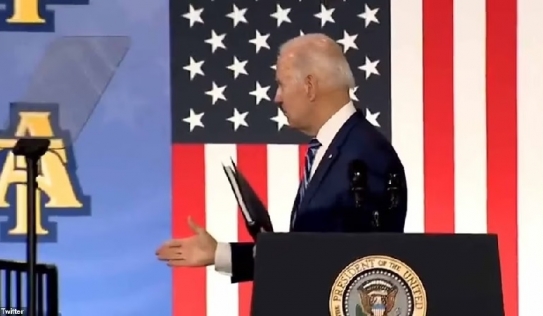 Tổng thống Joe Biden 'bắt tay với không khí' gây bão MXH