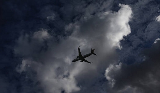 9 thanh niên dùng ảnh thảm họa hàng không dọa hành khách khiến máy bay phải quay đầu