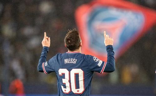 Messi xô đổ thành tựu cả sự nghiệp của Vua bóng đá Pele, nhưng vẫn chịu thua Ronaldo
