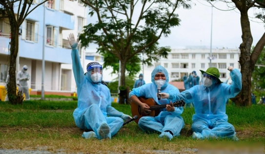 Nghẹn đắng hình ảnh sao Việt đứng dưới trời mưa hát tặng bệnh nhân cách ly: Liều thuốc tinh thần vô giá