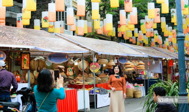 Phố bích họa Phùng Hưng rực rỡ đón Tết Quý Mão 2023 - Ảnh 2