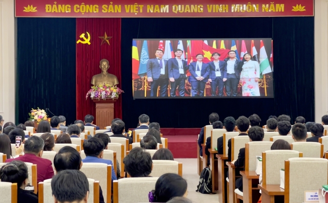 Quang cảnh buổi khen thưởng 33 học sinh đoạt giải Olympic và khoa học quốc tế. Ảnh: Đại Biểu Nhân Dân. Quang cảnh buổi khen thưởng 33 học sinh đoạt giải Olympic và khoa học quốc tế. Ảnh: Đại Biểu Nhân Dân.