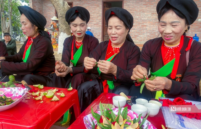 Các Câu lạc bộ Quan họ, các liền anh, liền chị ở các làng quan họ, các nghệ nhân tham gia hát giao lưu tại các lán trại, trên sân khấu lễ hội.