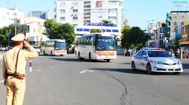 Xúc động khoảnh khắc bé trai khóc nức nở tiễn mẹ lên đường vào Nam chống dịch 2