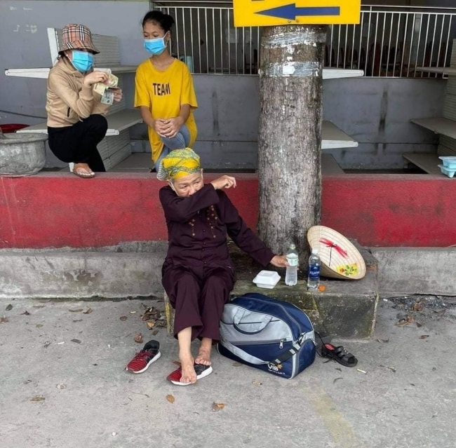 Cụ bà đi bộ hơn 1300 cây số từ TP.HCM về Nghệ An, mạnh thường quân cho tiền cũng không nhận vì chỉ muốn về nhà 3