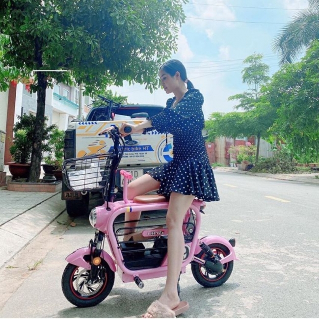 Chán siêu xe 4 bánh, Ngọc Trinh tậu ngay siêu xe đẹp điện có giá ngang ngửa SH mode 2