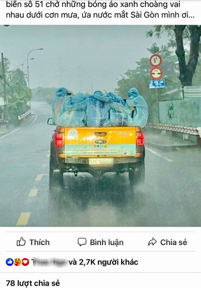 Xúc động khoảnh khắc những bóng áo xanh choàng vai nhau dưới cơn mưa tầm tã 1