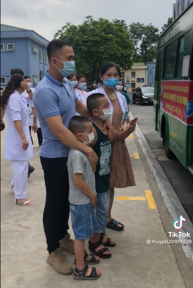 Xúc động khoảnh khắc bé trai khóc nức nở tiễn mẹ lên đường vào Nam chống dịch 1