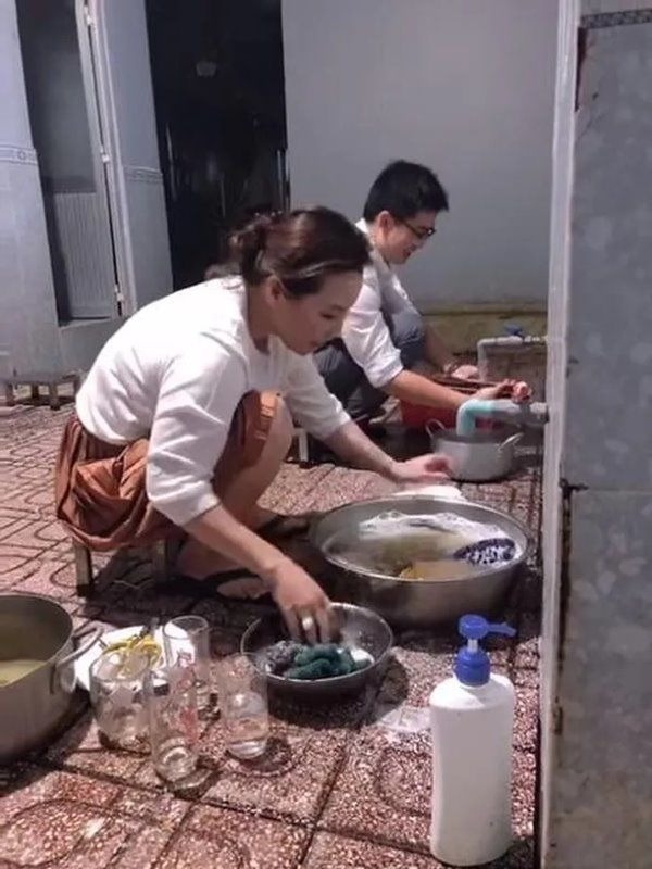 Lấy chồng kém tuổi, vợ đại gia của Quý Bình vẫn chứng minh đẳng cấp ở tuổi U50 Lấy chồng kém tuổi, vợ đại gia của Quý Bình vẫn chứng minh đẳng cấp ở tuổi U50