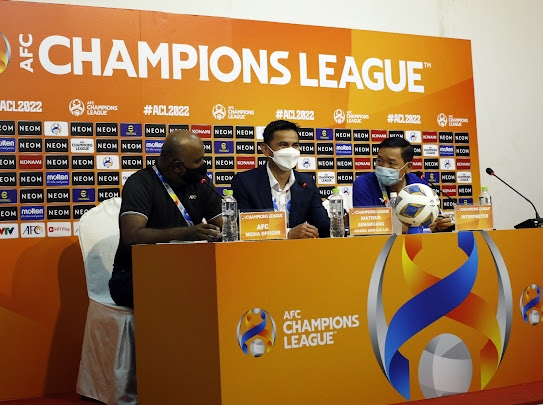 HLV Kiatisak tỏ ra tiếc nuối ở buổi họp báo sau trận. Ảnh: Internet