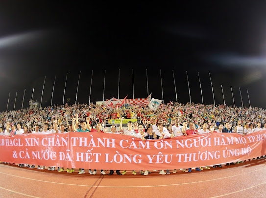 Các cầu thủ HAGL gửi lời cảm ơn đến NHM sau chiến thắng trước Sydney. Ảnh: Internet