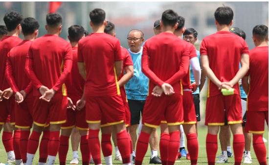 Thầy Park trao đổi cùng toàn đội trước buổi tập. Ảnh: Internet Thầy Park trao đổi cùng toàn đội trước buổi tập. Ảnh: Internet