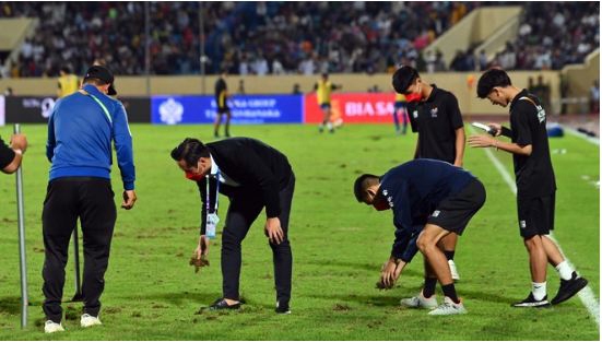 BTC khắc phục những chỗ lồi lõm trên sân Thiên Trường. Ảnh: Internet