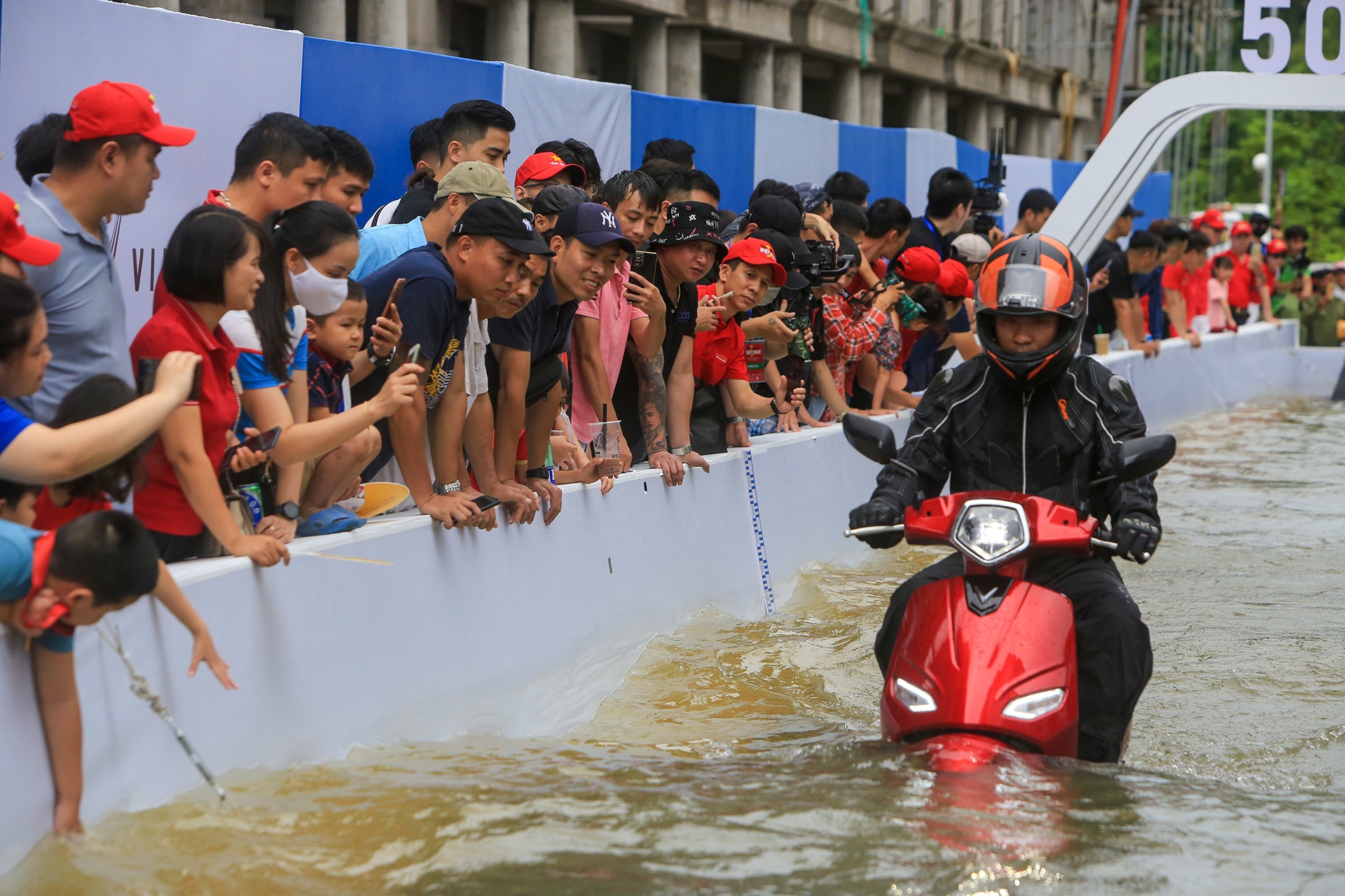 Khả năng bất ngờ của VinFast VF e34 khiến nhiều người ngỡ ngàng ngơ ngác - Ảnh 3