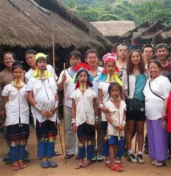 Bí ẩn về bộ tộc có truyền thống cho các cô gái đeo 25 chiếc vòng lên cổ  - Ảnh 2