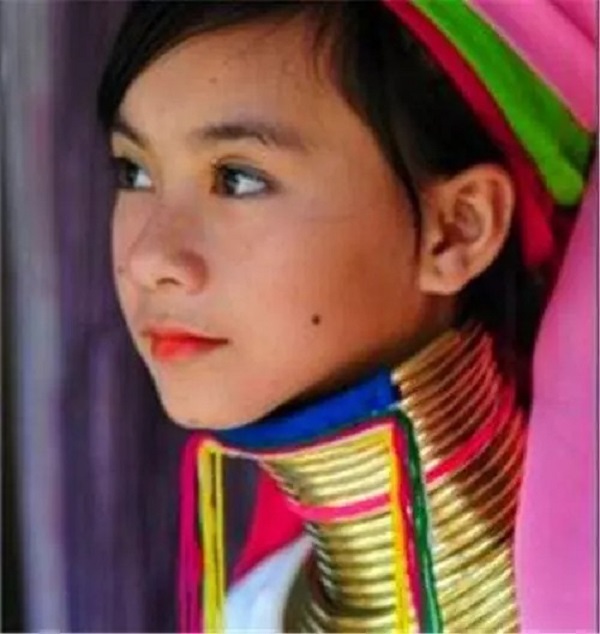 Bí ẩn về bộ tộc có truyền thống cho các cô gái đeo 25 chiếc vòng lên cổ  - Ảnh 1