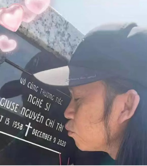 Hoài Linh đến thăm mộ Chí Tài, bất ngờ có hành động hôn bia mộ gây xôn xao (Ảnh Facebook) Hoài Linh đến thăm mộ Chí Tài, bất ngờ có hành động hôn bia mộ gây xôn xao (Ảnh Facebook)